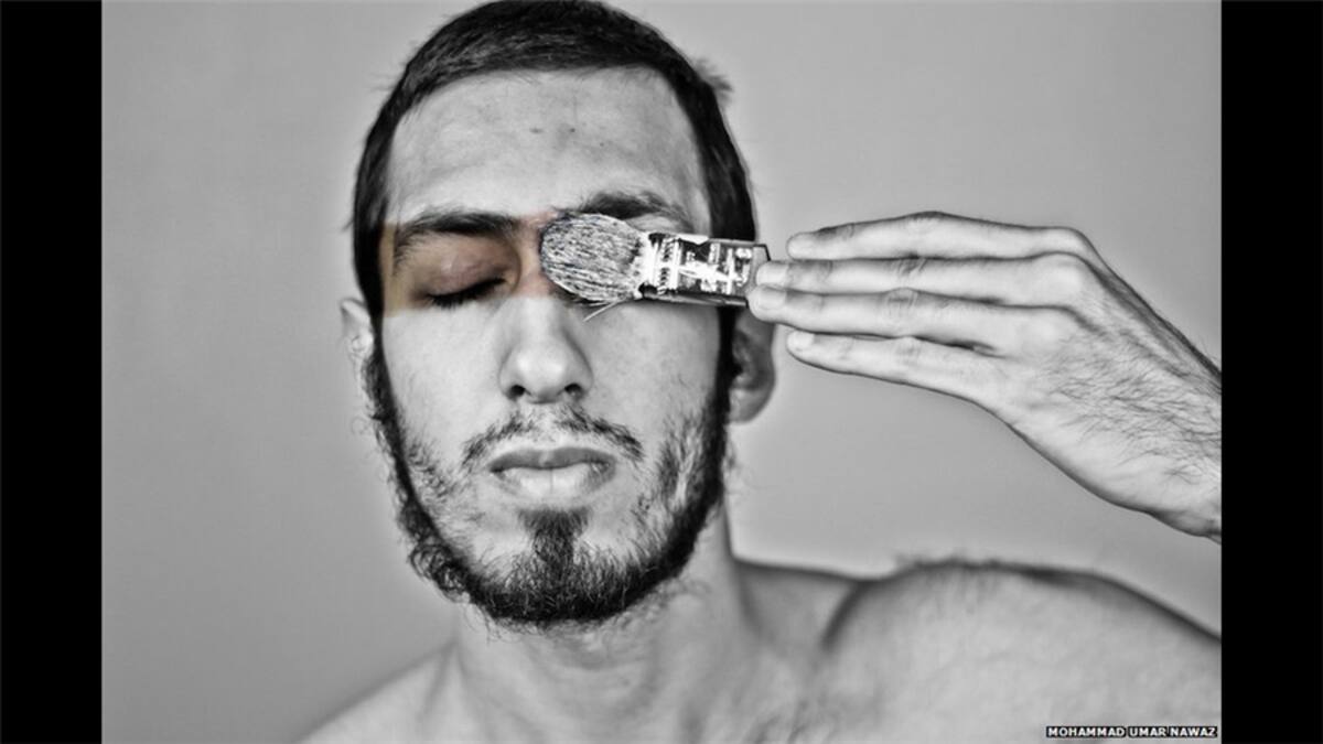 Un autorretrato ferrotipo sacado utilizando un proceso victoriano colodión con lámina mojada.  Realizado para la serie Máscaras Lámina Mojada, un proyecto internacional de fotografía.  Foto de Tony Richards