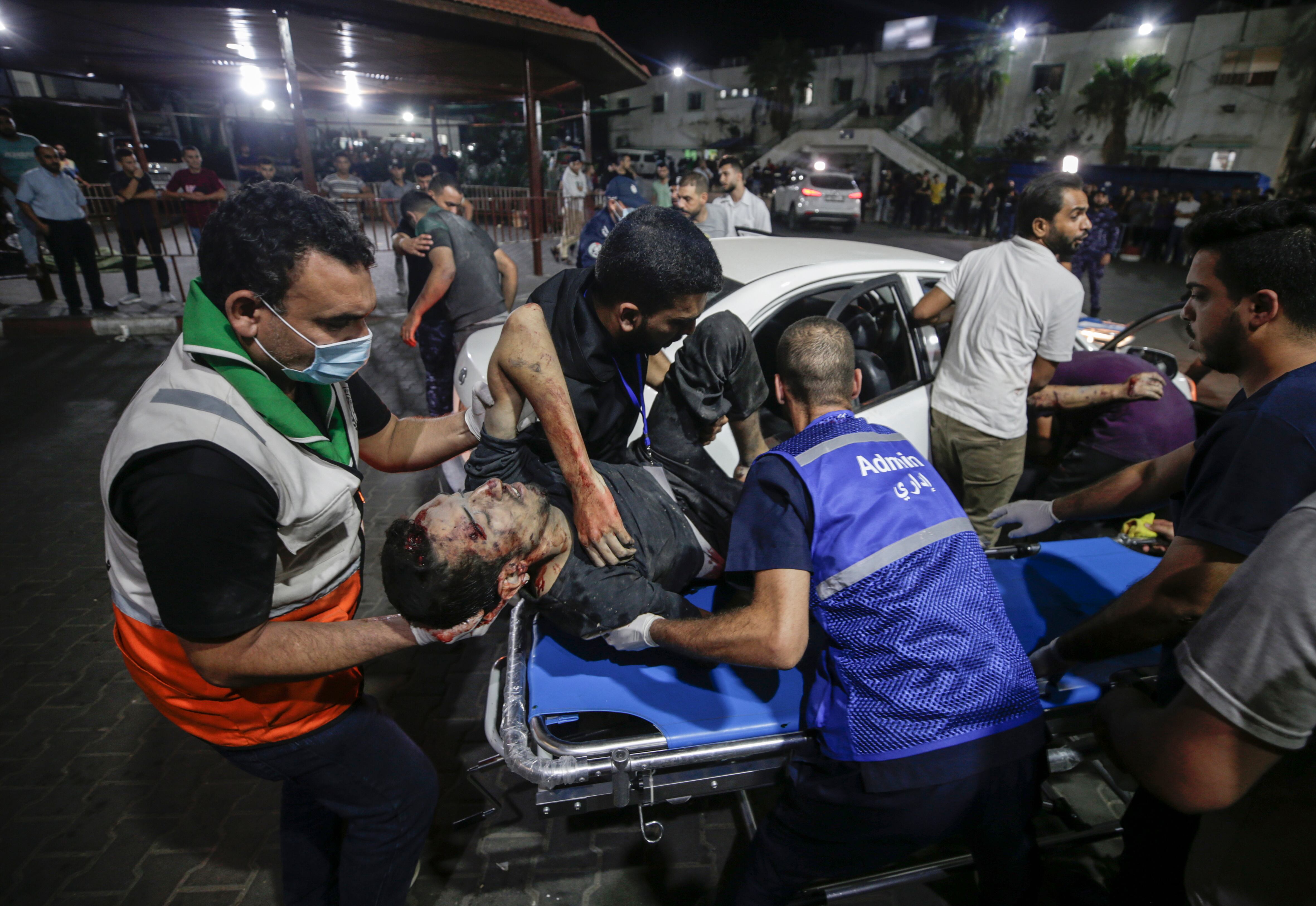 Gaza City (-), 09/10/2023.- Palestinians carry a wounded man at Al-Shifa hospital in Gaza City, 10 October 2023. More than 900 Israelis and over 700 Palestinians have been killed and thousands more injured since the conflict escalated on 07 October, when the militant group Hamas launched an unprecedented attack on Israel from the Gaza Strip. Israeli Defense Minister Yoav Gallant on 09 October ordered a 'complete siege' of Gaza, cutting off electricity, food, water and fuel to the Palestinian enclave as Israeli retaliation strikes continued to hit Hamas targets. EFE/EPA/HAITHAM IMAD