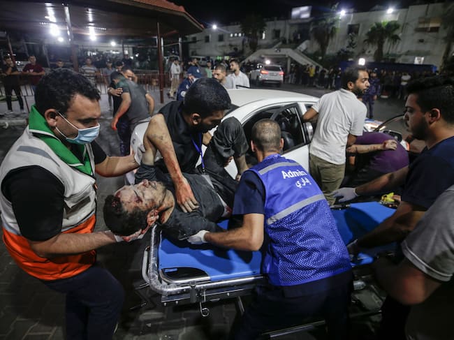 Gaza City (-), 09/10/2023.- Palestinians carry a wounded man at Al-Shifa hospital in Gaza City, 10 October 2023. More than 900 Israelis and over 700 Palestinians have been killed and thousands more injured since the conflict escalated on 07 October, when the militant group Hamas launched an unprecedented attack on Israel from the Gaza Strip. Israeli Defense Minister Yoav Gallant on 09 October ordered a 'complete siege' of Gaza, cutting off electricity, food, water and fuel to the Palestinian enclave as Israeli retaliation strikes continued to hit Hamas targets. EFE/EPA/HAITHAM IMAD