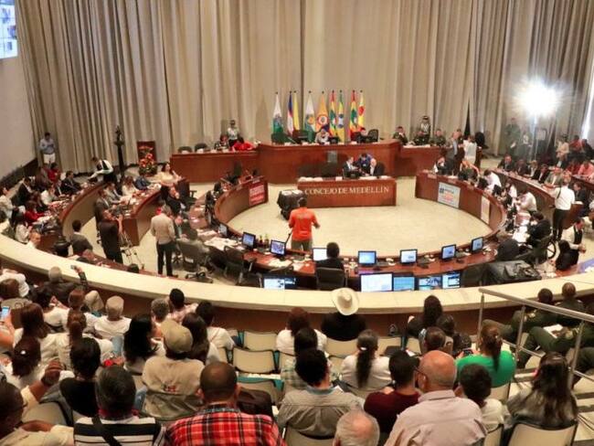 A regañadientes Concejo invita a gobernador Pérez a debate