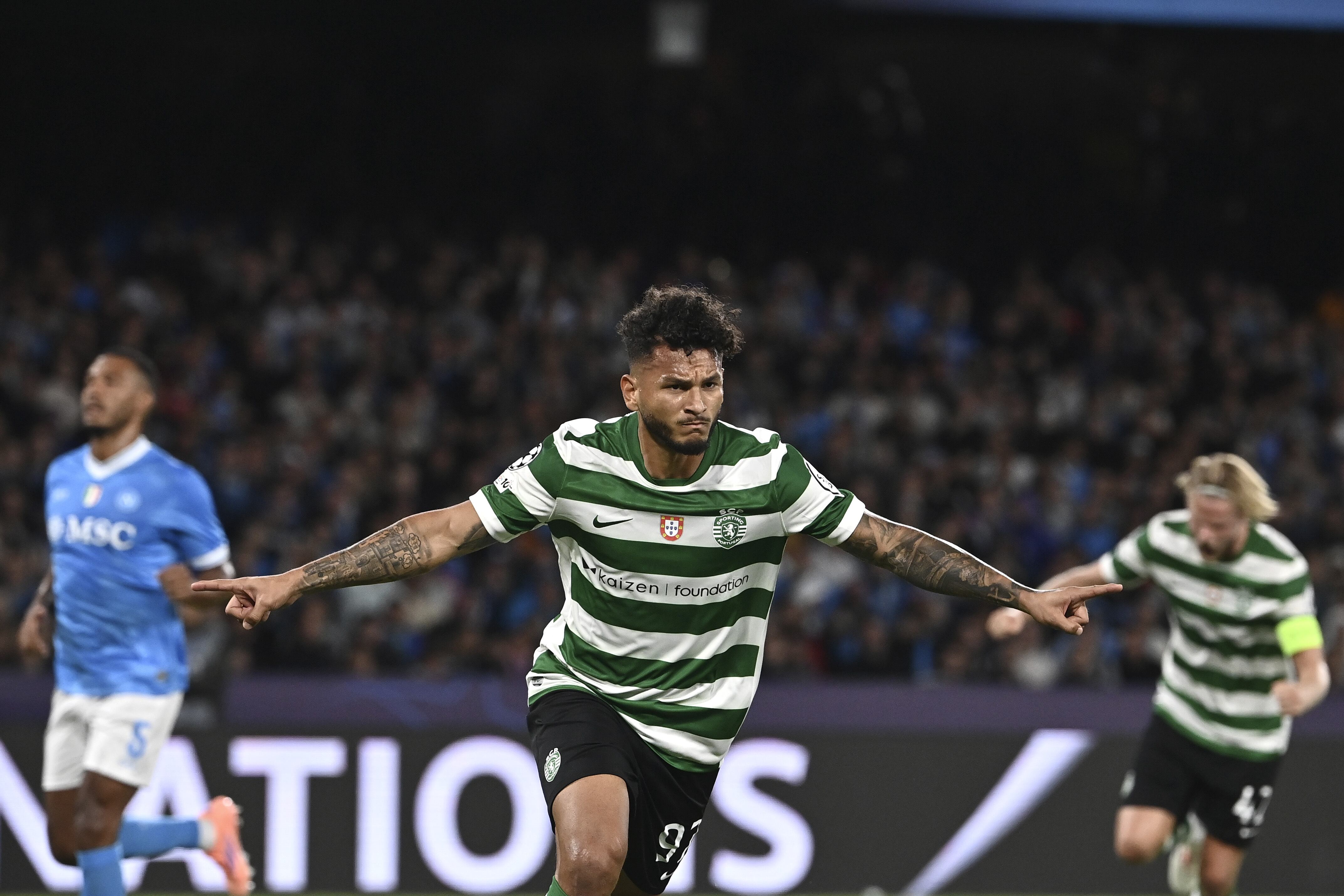 Luis Javier Suárez celebra su gol ante el Napoli. (Photo by Isabella Bonotto/Anadolu via Getty Images)