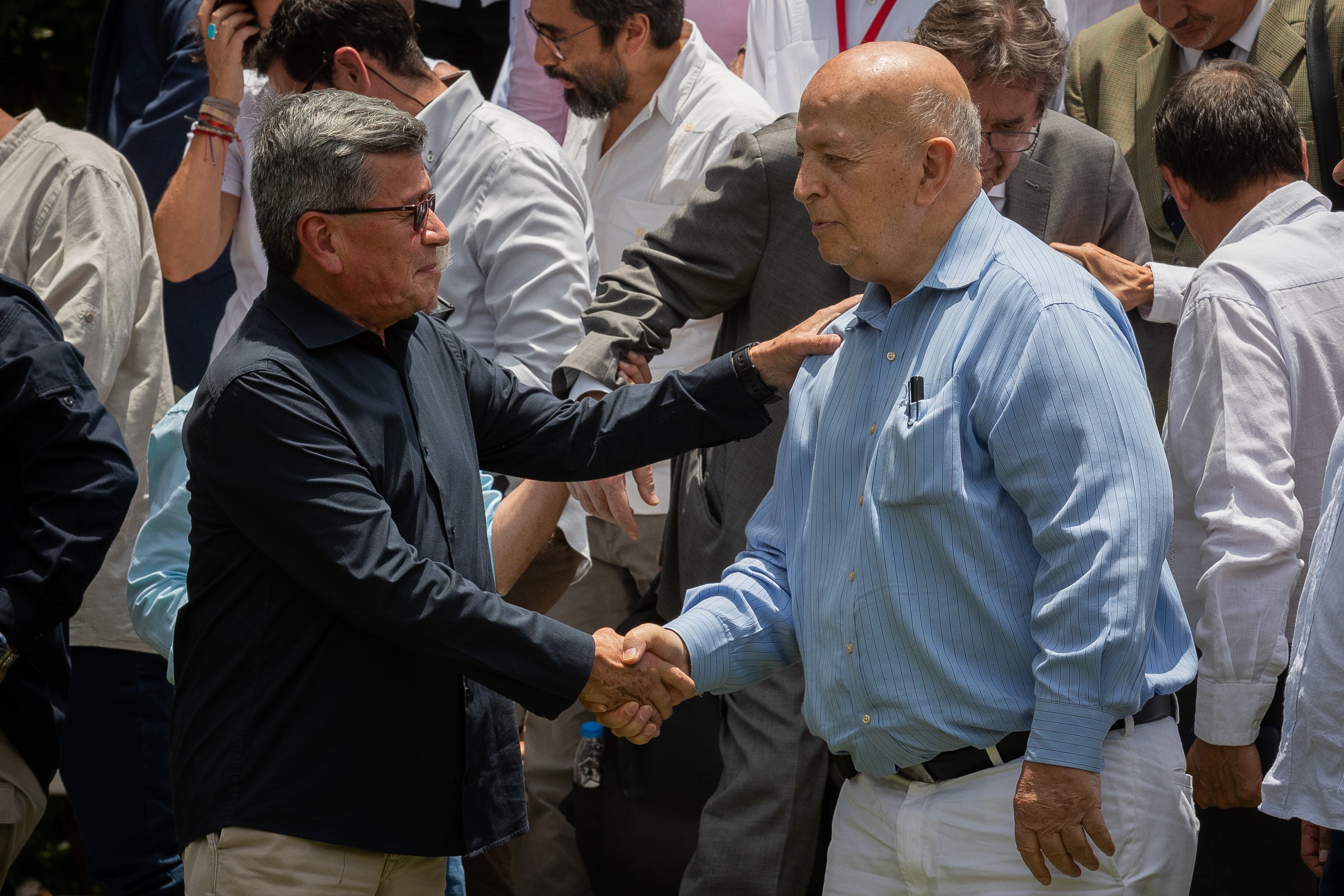 Otty Patiño y Pablo Beltrán, jefes de los equipos negociadores del Gobierno y el ELN en los diálogos de paz.  EFE/ Rayner Peña R