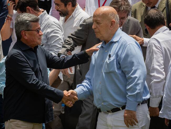 Otty Patiño y Pablo Beltrán, jefes de los equipos negociadores del Gobierno y el ELN en los diálogos de paz. EFE/ Rayner Peña R