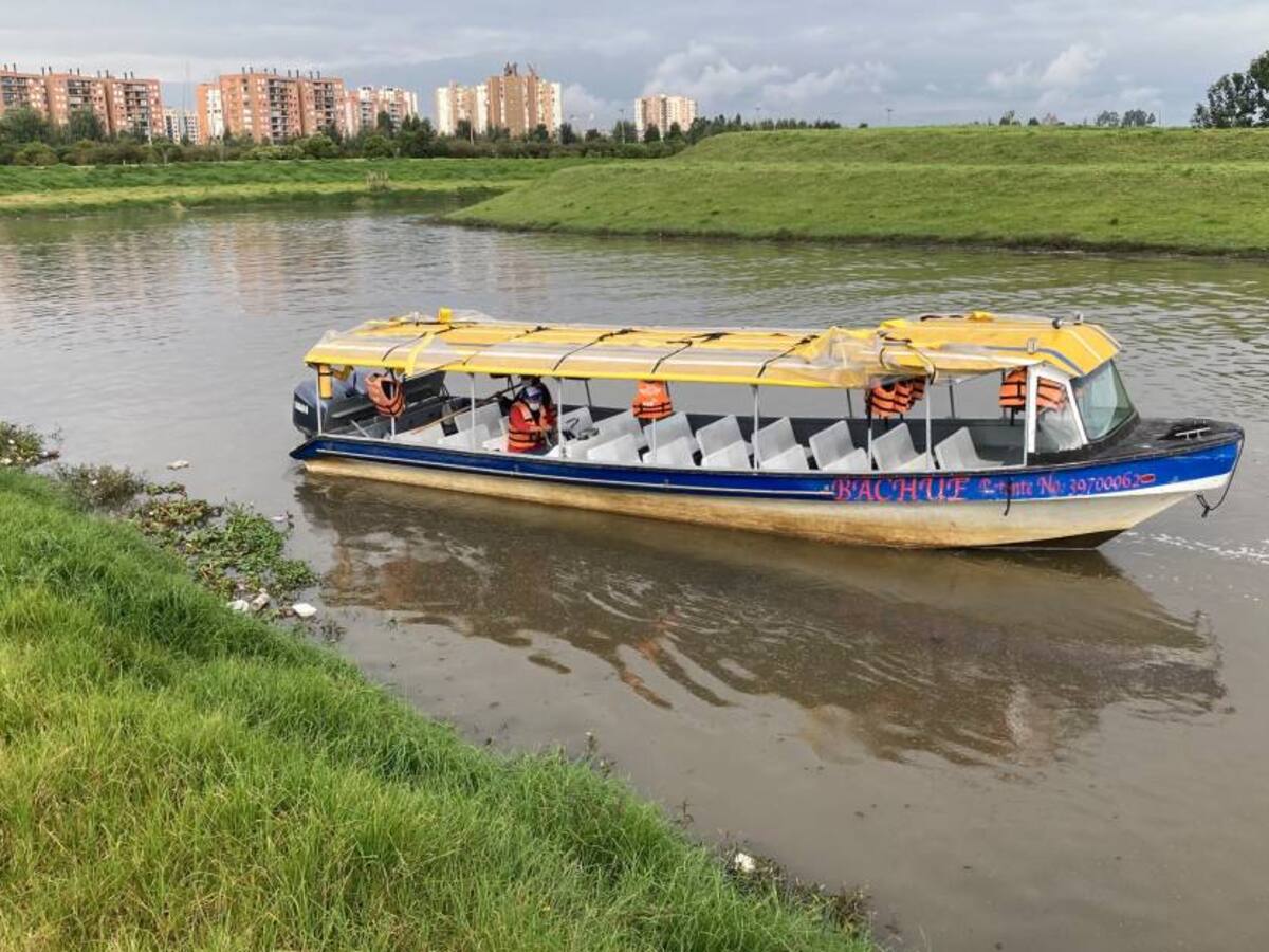 Habilitan recorridos en bote en el río Bogotá