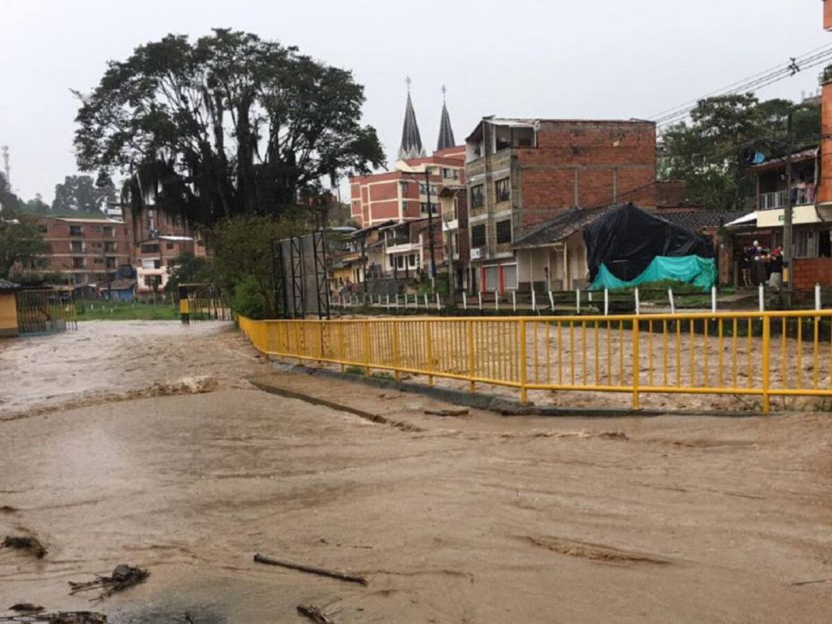 Una quebrada se desbordó en Don Matías e inundó varias zonas