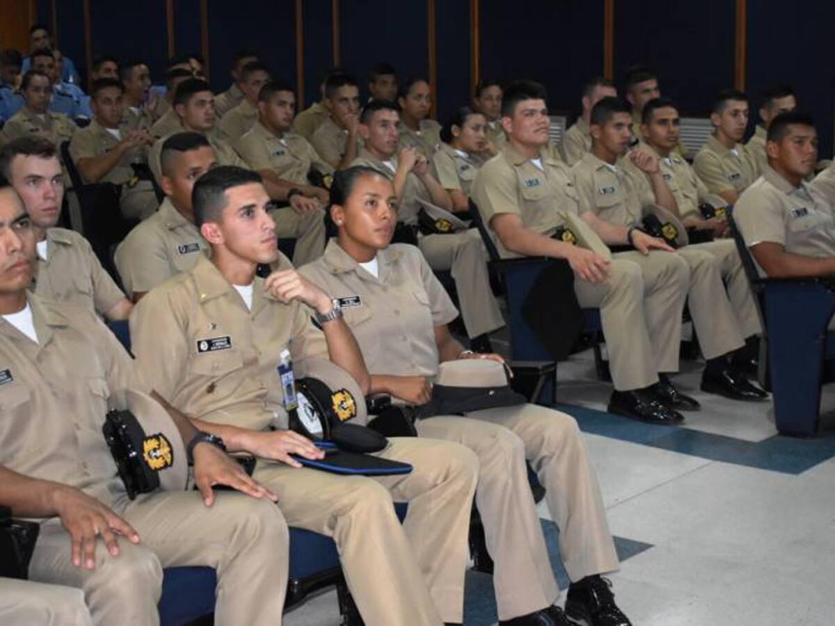 Cadetes de la Escuela Naval de Cartagena estudian Armada de Inglaterra