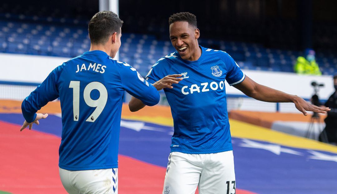 James Rodríguez y Yerry Mina festejan una anotación con el Everton.