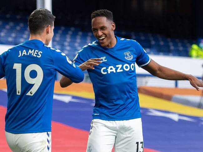 James Rodríguez y Yerry Mina festejan una anotación con el Everton.