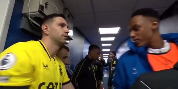 Emiliano Martínez junto a Yerry Mina previo al Everton Vs Aston Villa por Premier League / Captura de pantalla