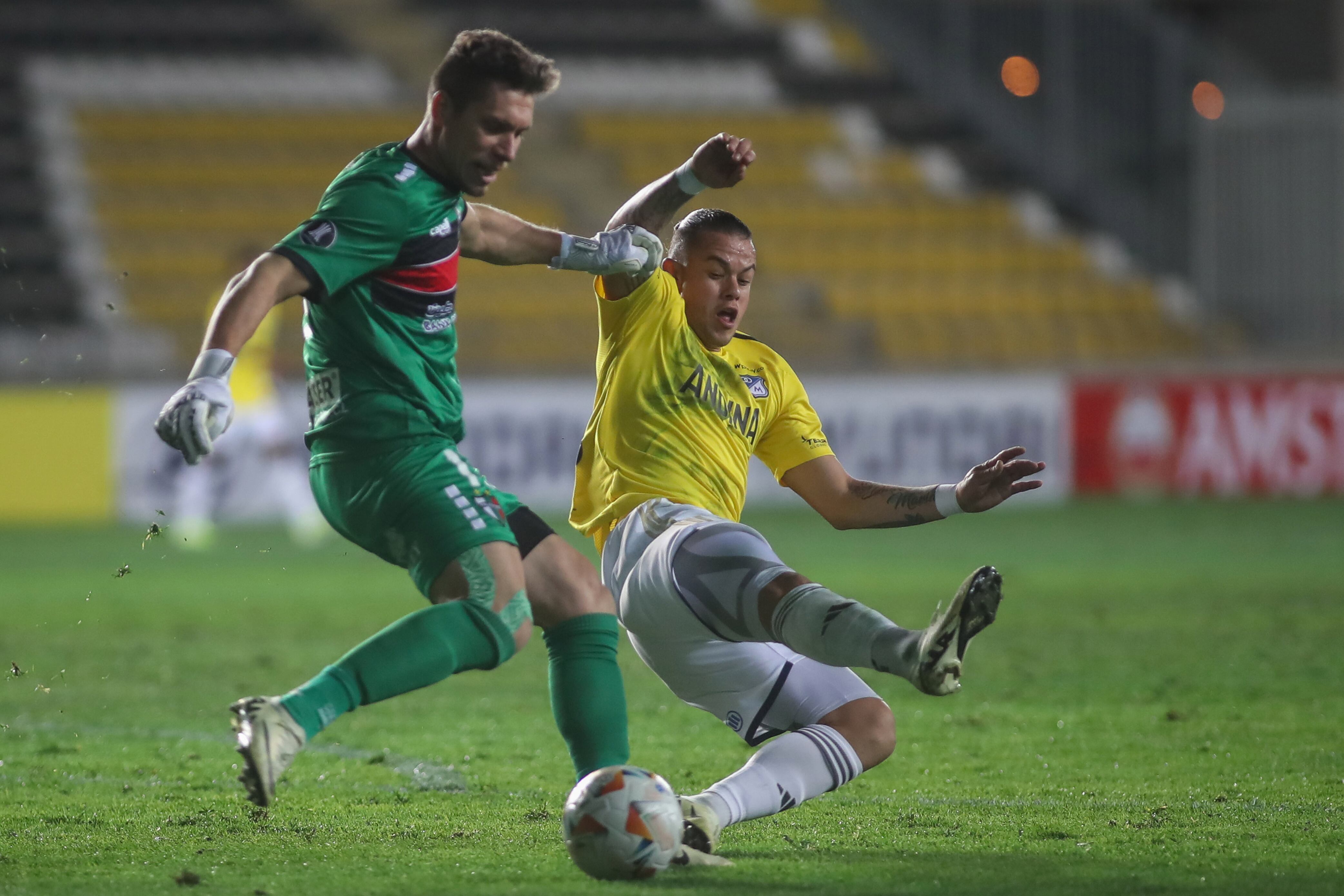 AMDEP700. COQUIMBO (CHILE), 25/04/2024.- César Rigamonti (i) de Palestino disputa el balón con Leonardo Fabio Castro de Millonarios este jueves, en un partido de la fase de grupos de la Copa Libertadores entre Palestino y Millonarios en el estadio Municipal Francisco Sánchez Rumoroso en Coquimbo (Chile). EFE/ Hernán Contreras