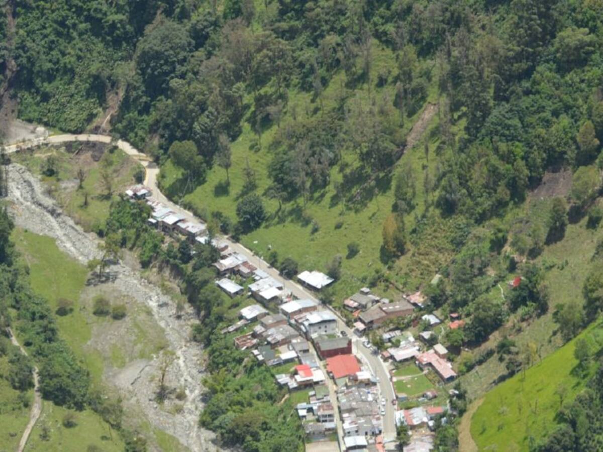 Sobrevuelo en las zonas afectadas por el desbordamiento del río Combeima
