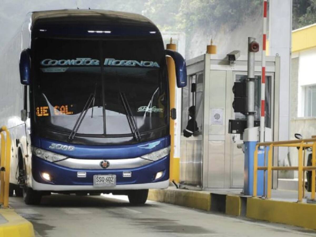 Vía La Línea, vehiculos particulares y buses con tránsito, domingo y lunes