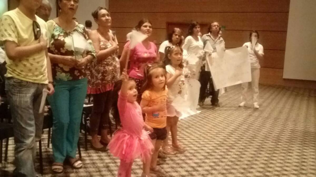 Hombres, mujeres, niños, adultos participaron del lanzamiento de la semana por la paz