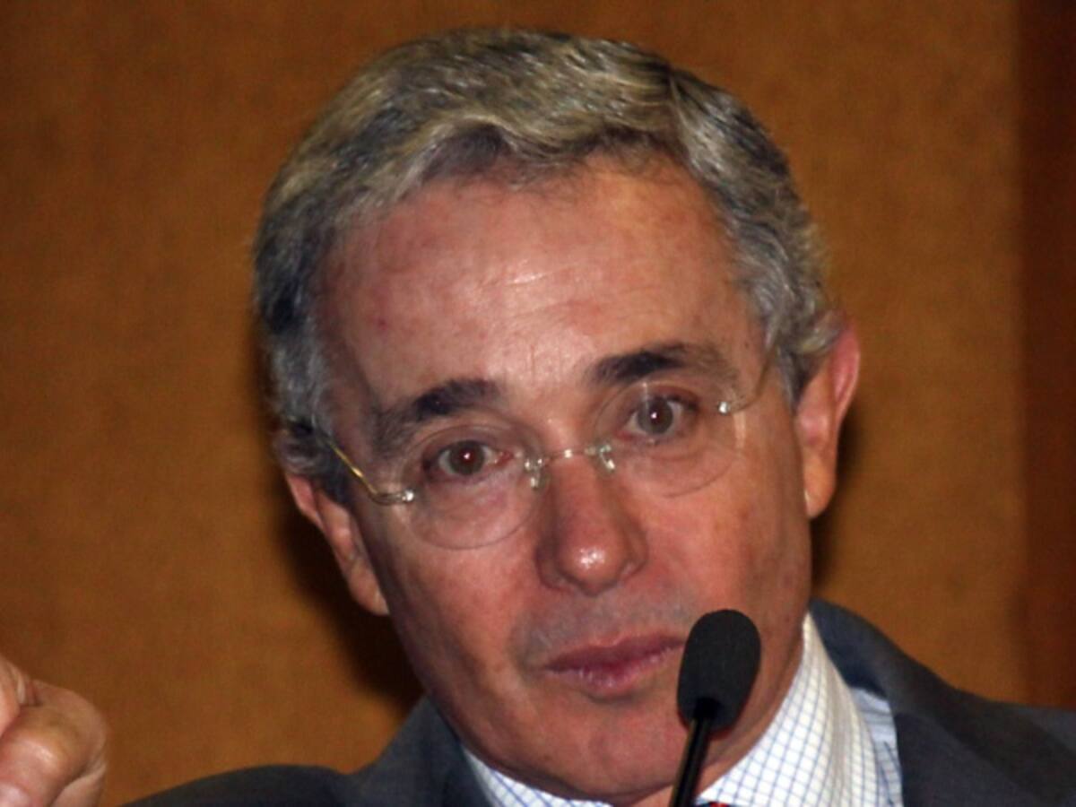 Uribe afirma que Santos está “haciendo lo correcto” sobre crisis con Venezuela