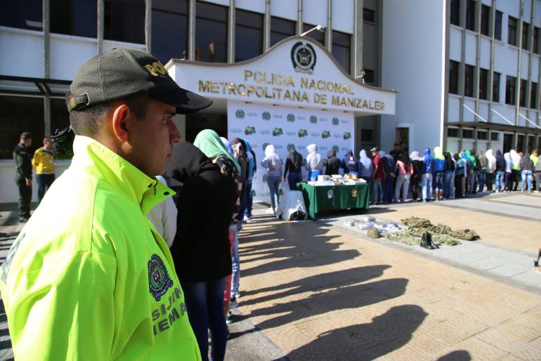 Los detenidos y el material incautado lo presentó la Policía hoy en la mañana a los medios de comunicación. 