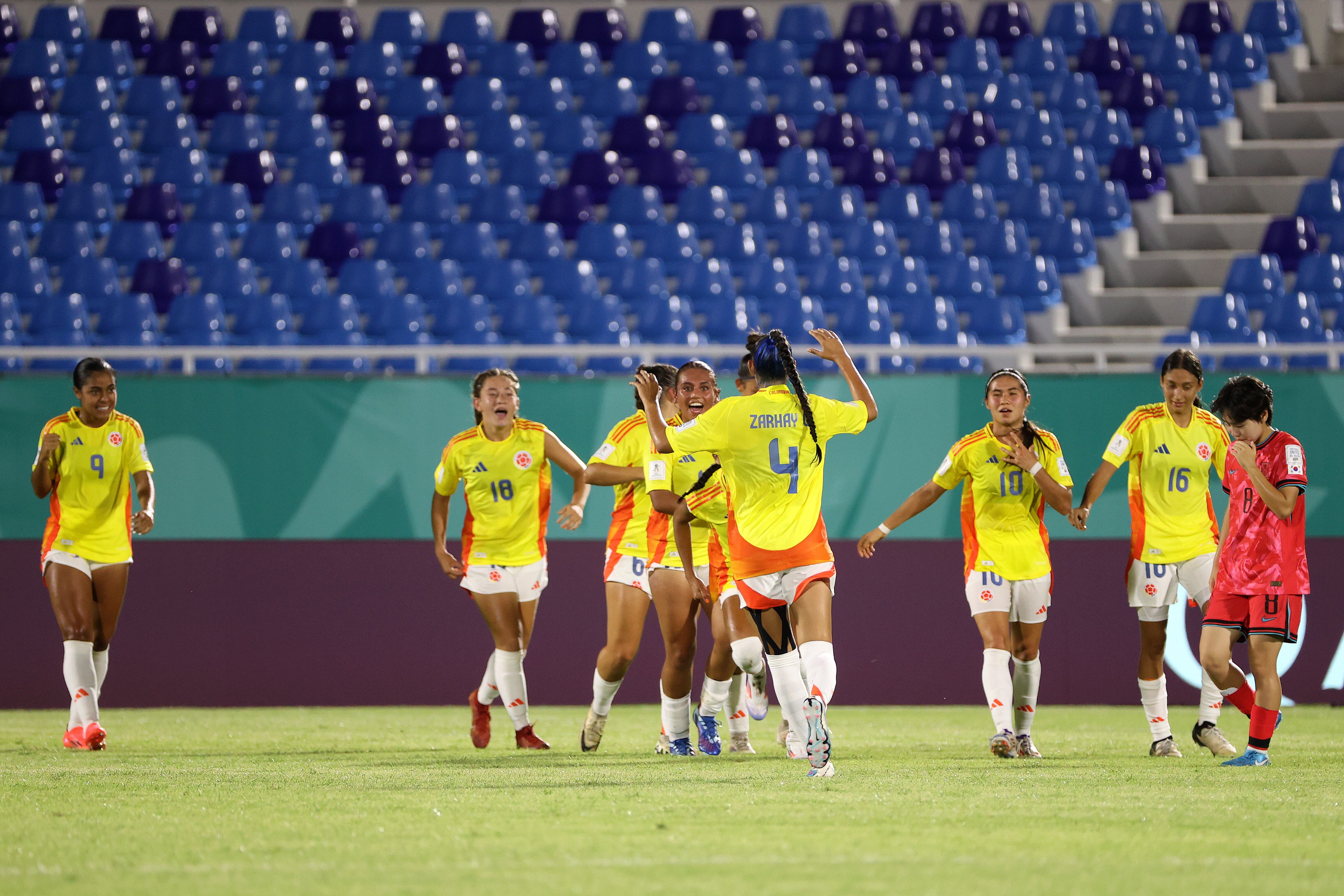 Jugadoras de Colombia celebran un gol ante Corea del Sur este miércoles, en un partido del Mundial femenino sub-17 en el estadio Olímpico Félix Sánchez de Santo Domingo (República Dominicana). EFE/Orlando Barría