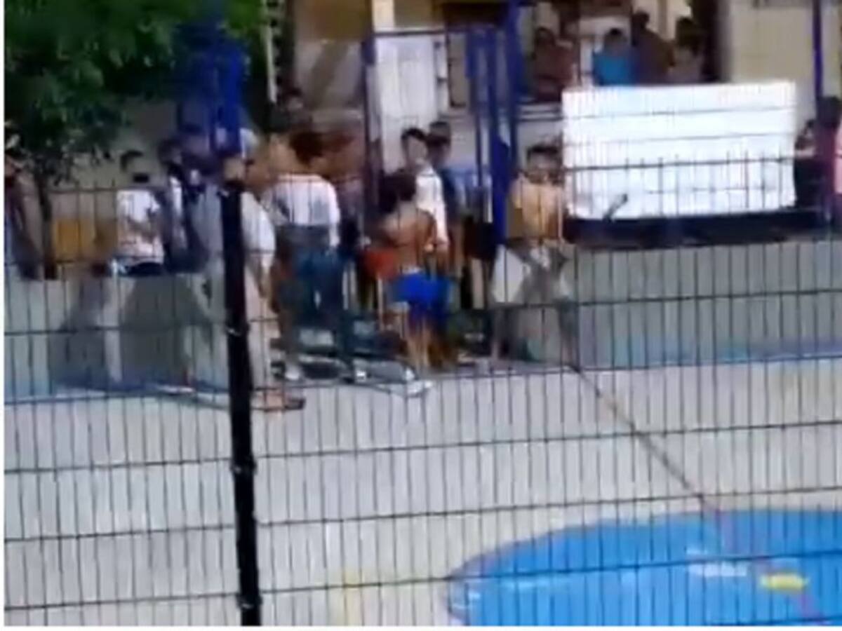 Bajo observación médica joven atacado con un bate por otro compañero