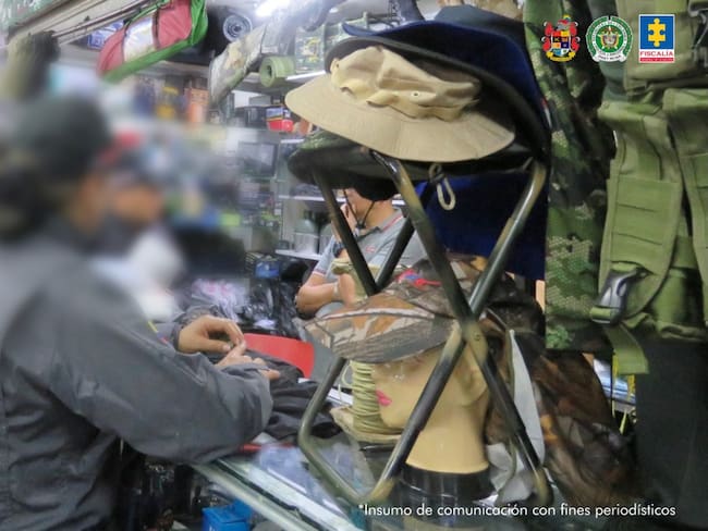En un reconocido centro comercial de Ibagué se cumplió el operativo para decomisar prendas de uso privativo de la Fuerza Pública