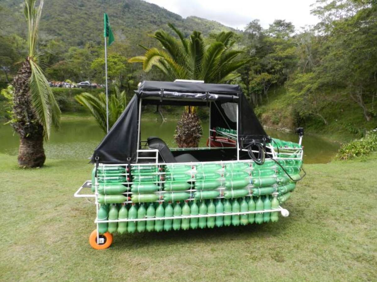 Este barco hecho con botellas plásticas recorrerá el Magdalena