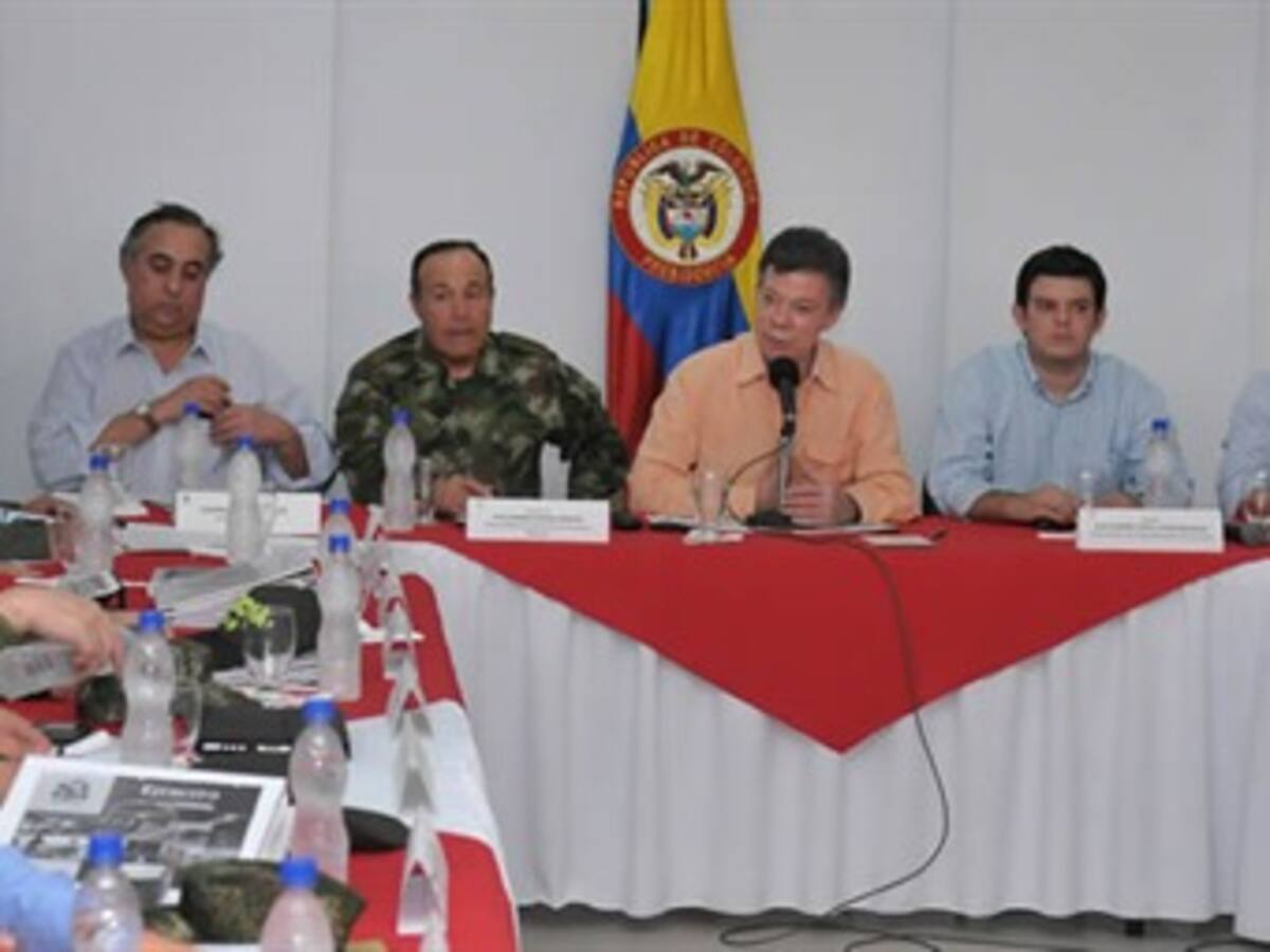 Santos muestra las fotos de quienes amenazan a reclamantes de tierras