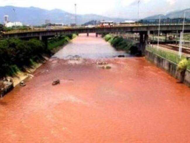 Cueros Vélez reconoce que tiñó el río Medellín por contingencia