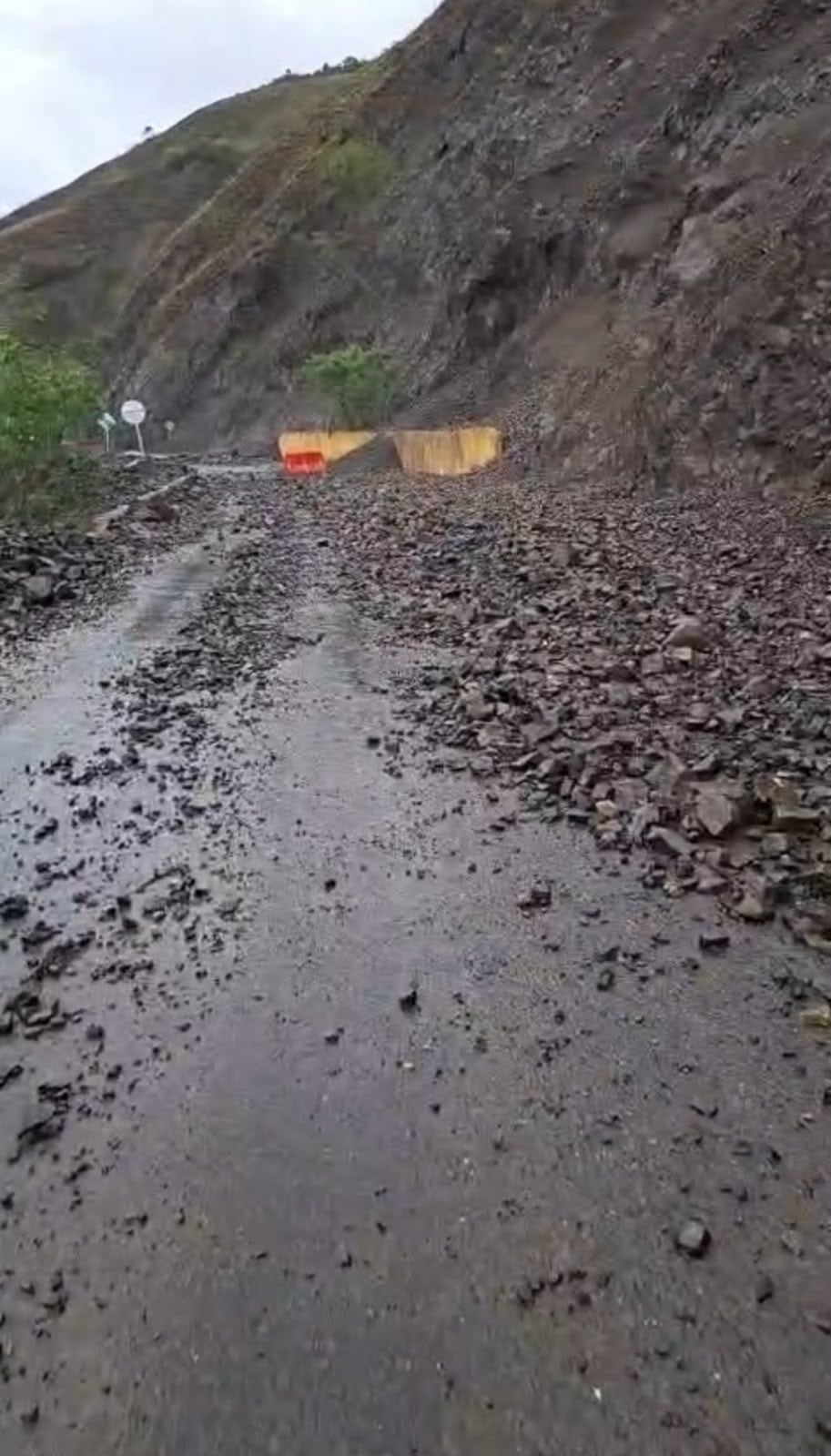 Derrumbes restringen el paso en las vías Buga – Buenaventura y Cali–Loboguerrero