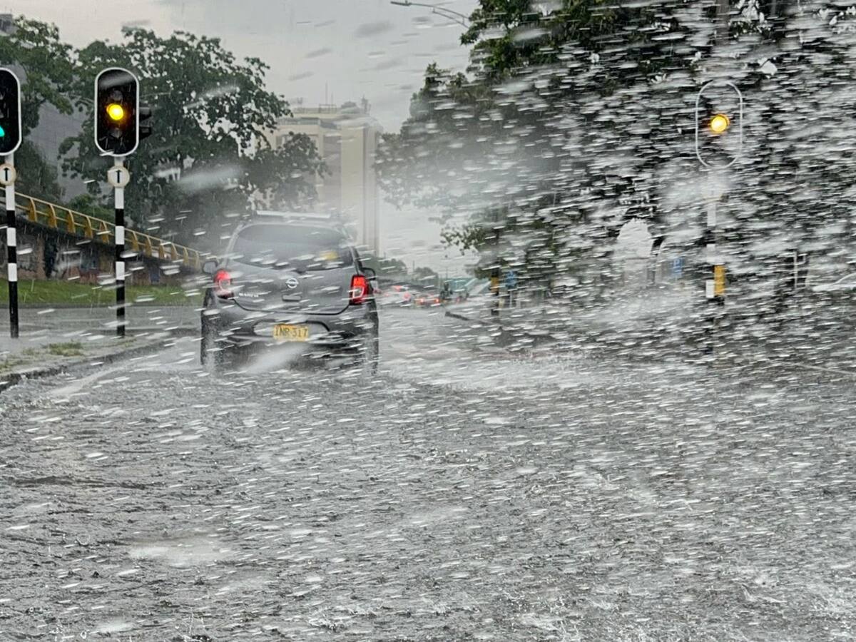 Emergencias por las lluvias en Medellín: un motociclista desaparecido, inundaciones y deslizamientos