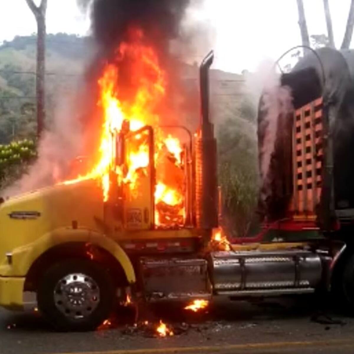 Desconocidos pararon dos tractomulas en Valdivia, Antioquia y las quemaron