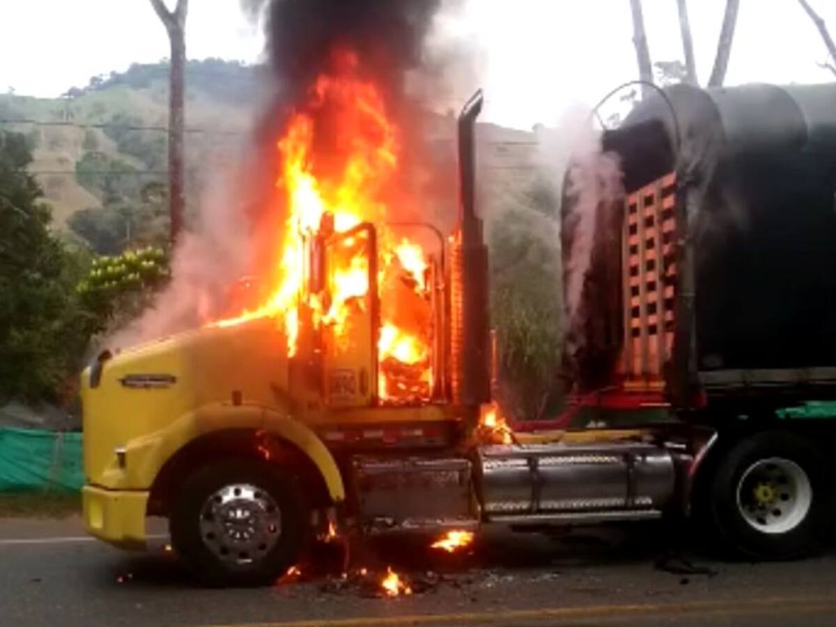 Desconocidos pararon dos tractomulas en Valdivia, Antioquia y las quemaron