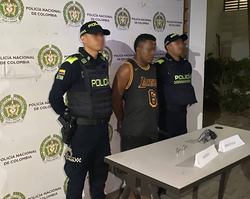 Las patrullas de vigilancia sorprendieron al sujeto en vía pública, encontrándole el arma en la pretina del pantalón