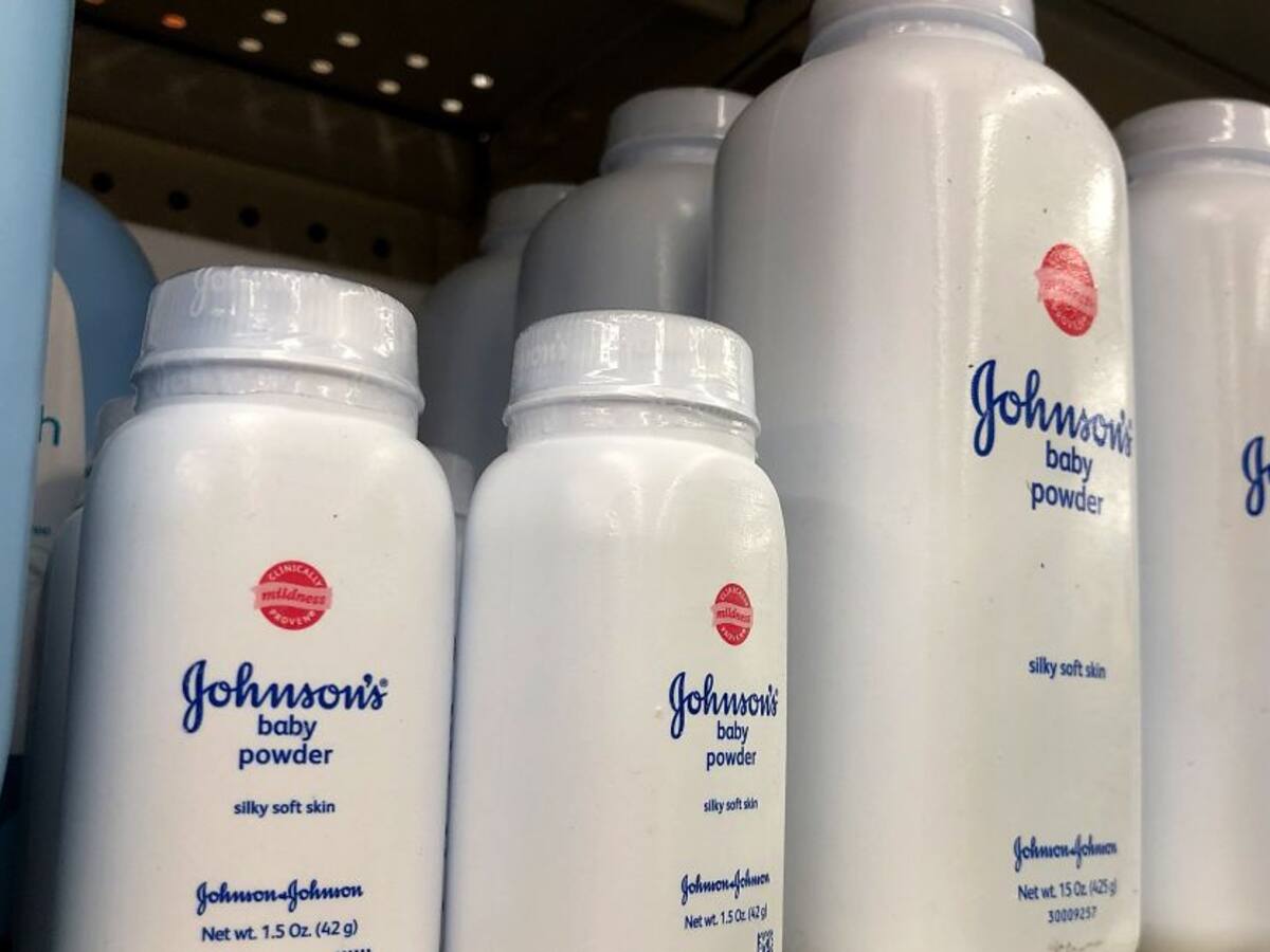 Johnson & Johnson al parecer sabía de presencia de asbesto en sus talcos