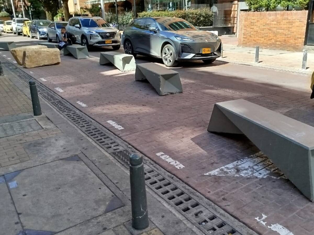Piedras que eran “temporales” para evitar el mal parqueo en Chapinero siguen allí después de un mes
