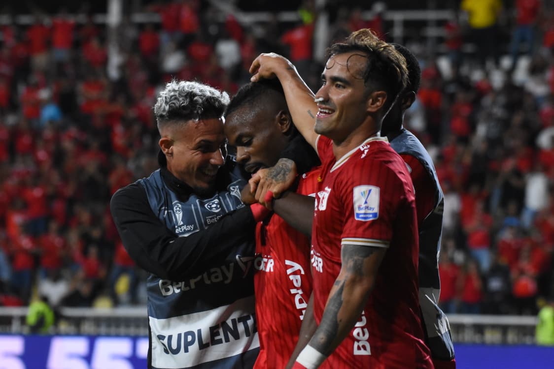 Jhon Murillo festeja su gol con América ante el Junior / Colprensa.