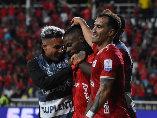 Jhon Murillo festeja su gol con América ante el Junior / Colprensa.