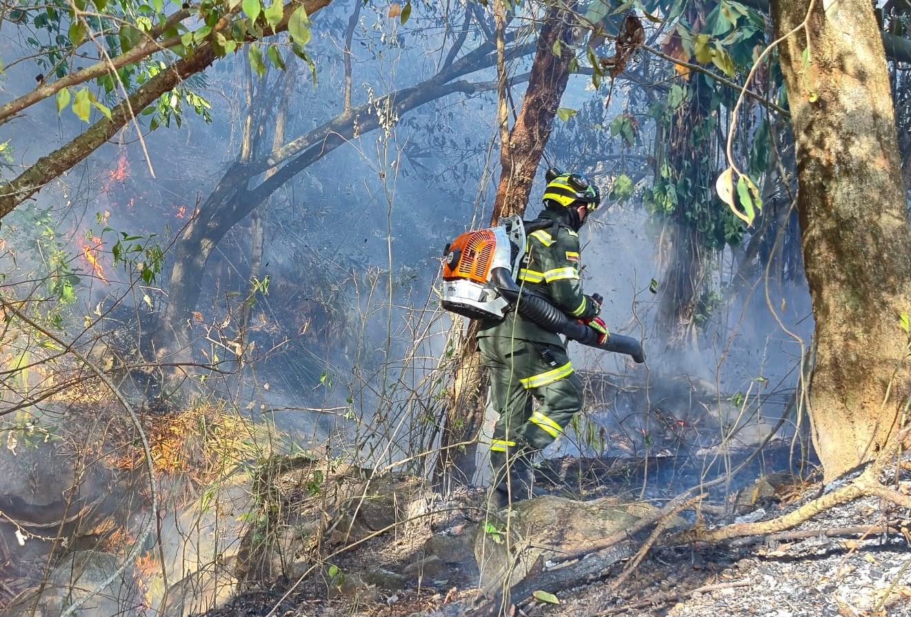Más de 150 soldados y seis helicópteros mantienen operativo contra incendio en Villa de Leyva. Crédito: MinDefensa.
