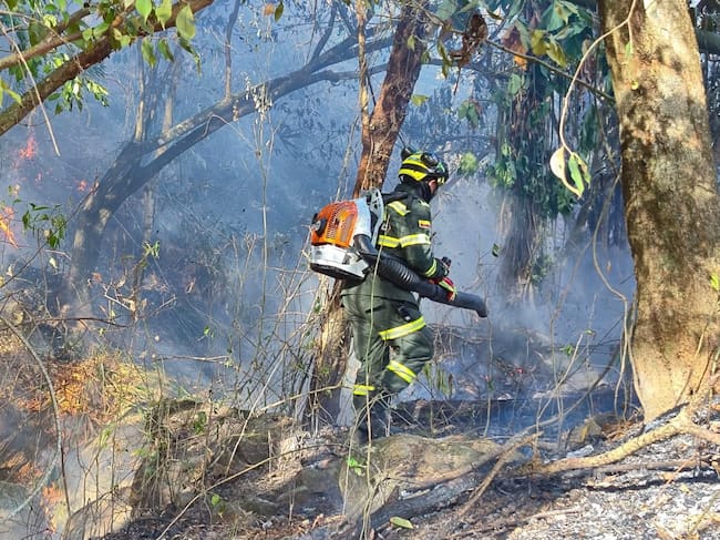 Más de 150 soldados y seis helicópteros mantienen operativo contra incendio en Villa de Leyva. Crédito: MinDefensa.