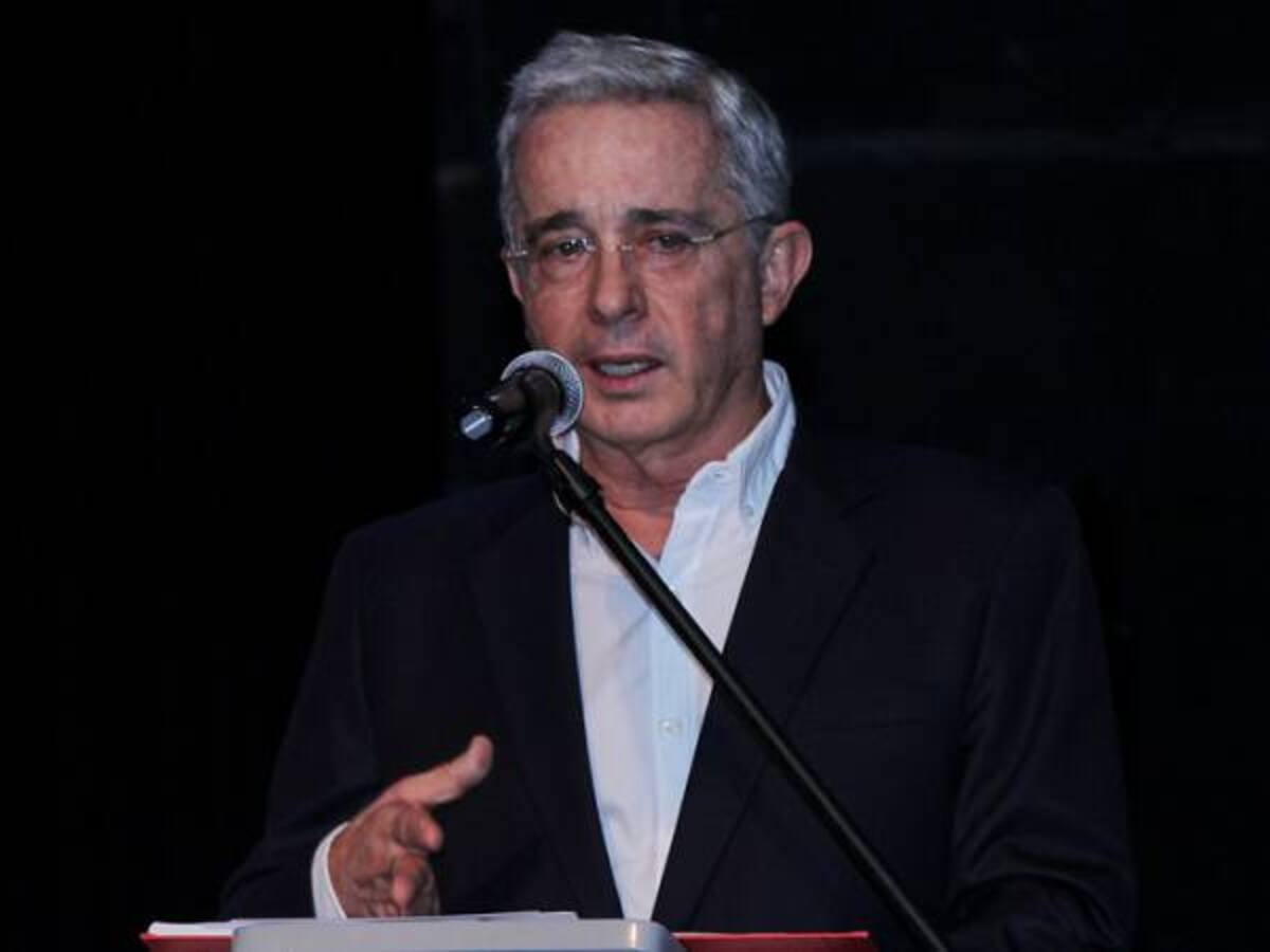 Fuerte abucheo de estudiantes a Uribe en Santa Marta