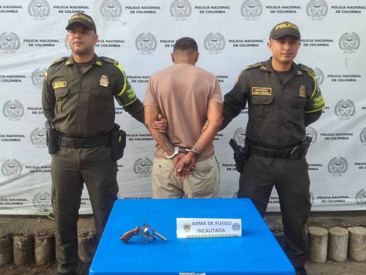 Policía de Bolívar captura a conductor que transportaba un arma oculta en un camión