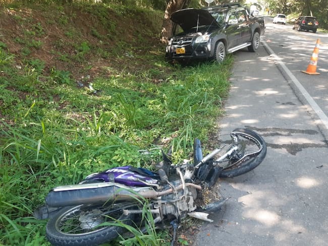 El accidente se registró al parecer por la invasión de carril en sentido contrario de la vía, por parte del motociclista.