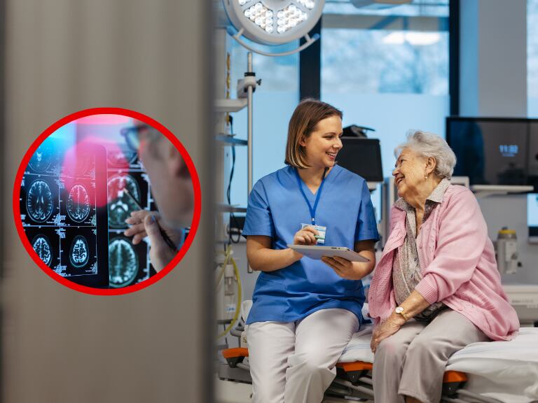 Mujer con una doctora en una sala de clínica y, un doctor viendo los resultados de una radiografía cerebral. (Foto: Getty Images)
