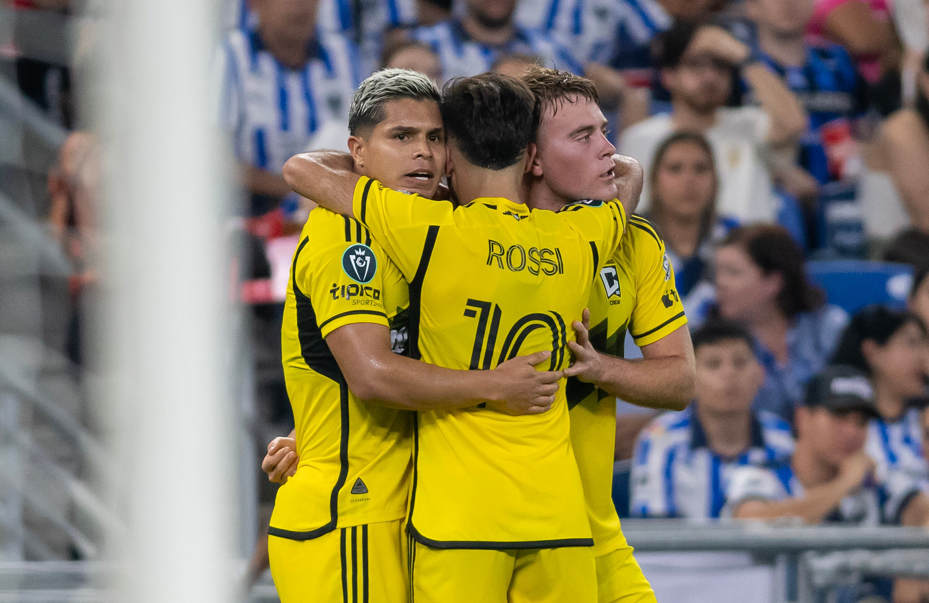Juan Hernandez (i) Diego Rossi (c) y Aidan Morris de Columbus celebran un gol este miércoles, en el partido de vuelta de la semifinal de la Copa de Campeones de la Concacaf entre Rayados y Columbus Crew, en el estadio BBVA de la ciudad de Monterrey (México). EFE/ Miguel Sierra