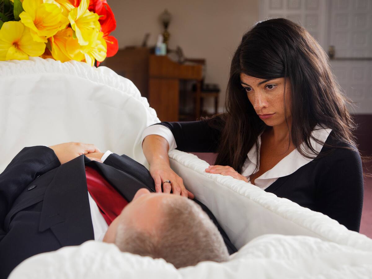 Mujer se negó a aceptar la muerte de su esposo y permaneció 18 meses con su cadáver