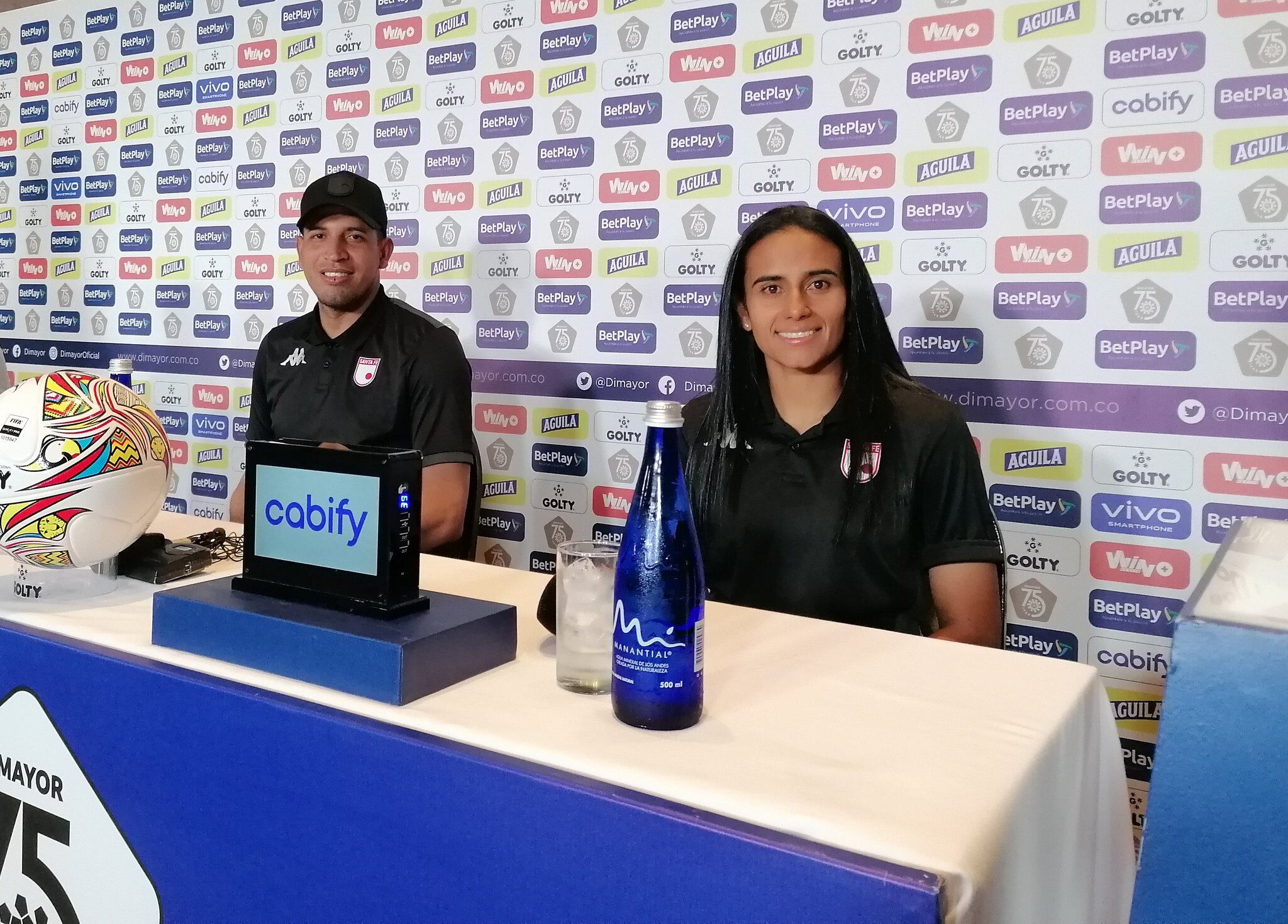 Omar Ramírez y Gabriela Huertas en la atención a medios oficial de la final de la Liga Femenina. / Foto: @LeonasSantaFe