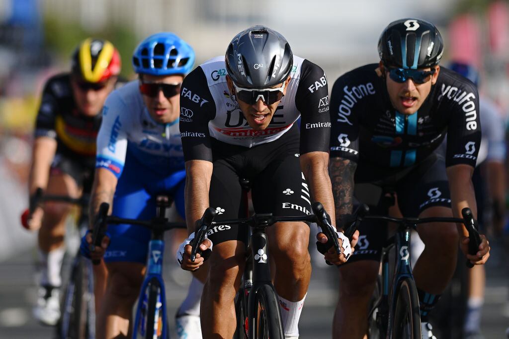 Juan Sebastian Molano cruzando la línea de meta de la etapa 4 del Tour de los Emiratos Árabes Unidos (Photo by Dario Belingheri/Getty Images)