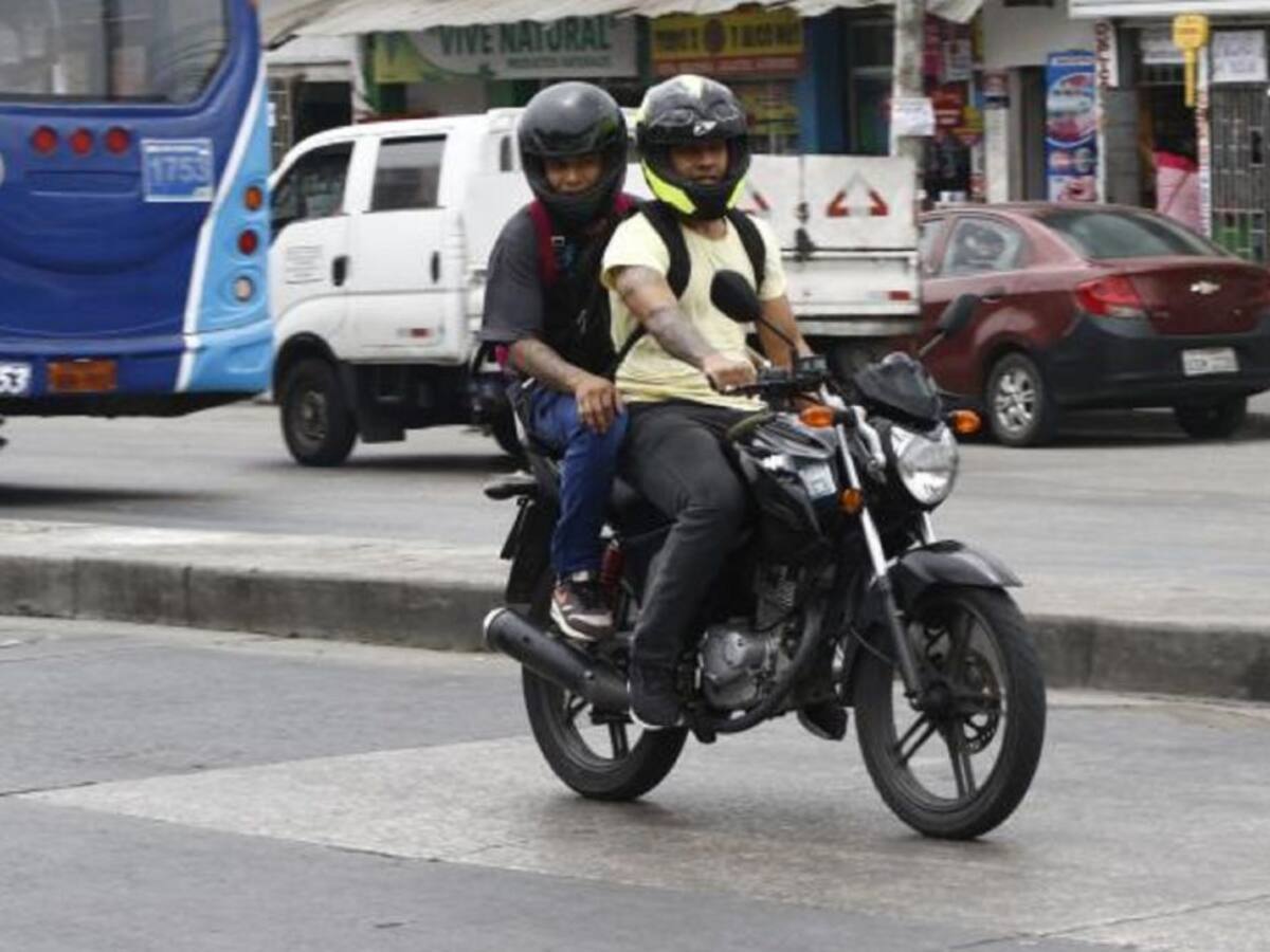 Estudian prohibición de parrillero 6 horas al día