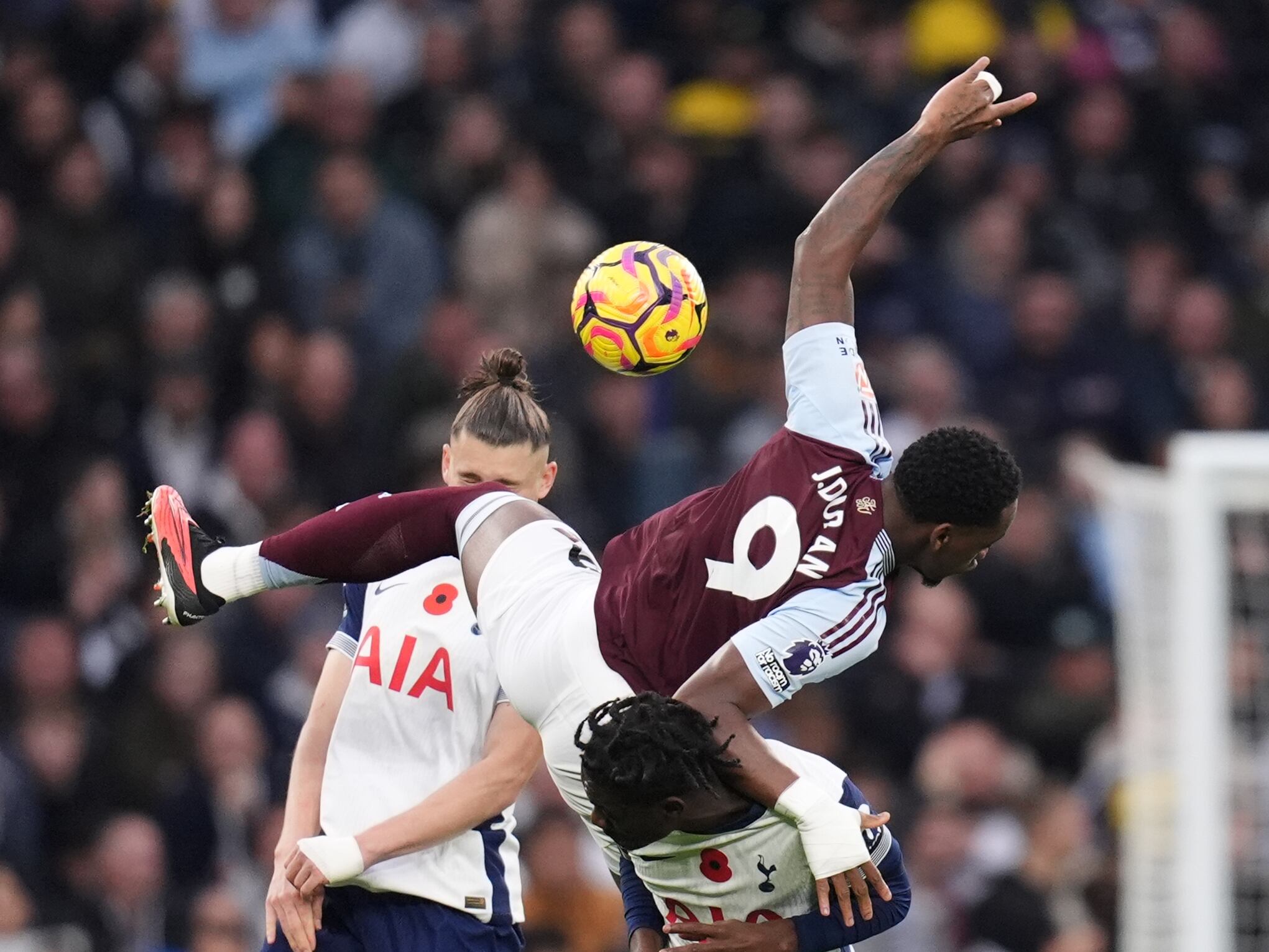 Jhon Jader Durán en el juego contra el Tottenham. (Photo by John Walton/PA Images via Getty Images)
