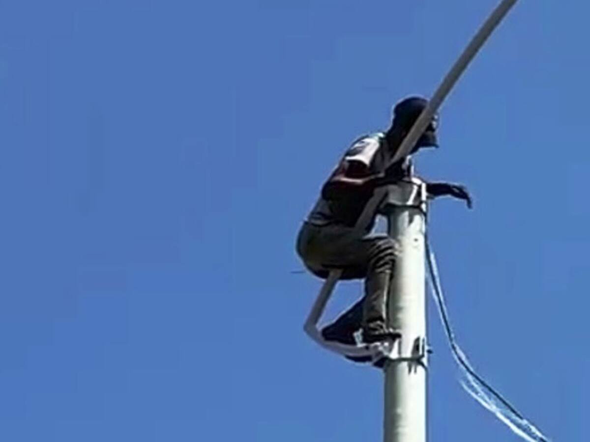 Arriesgando sus vidas antisociales hurtan el alumbrado público de Turbaco