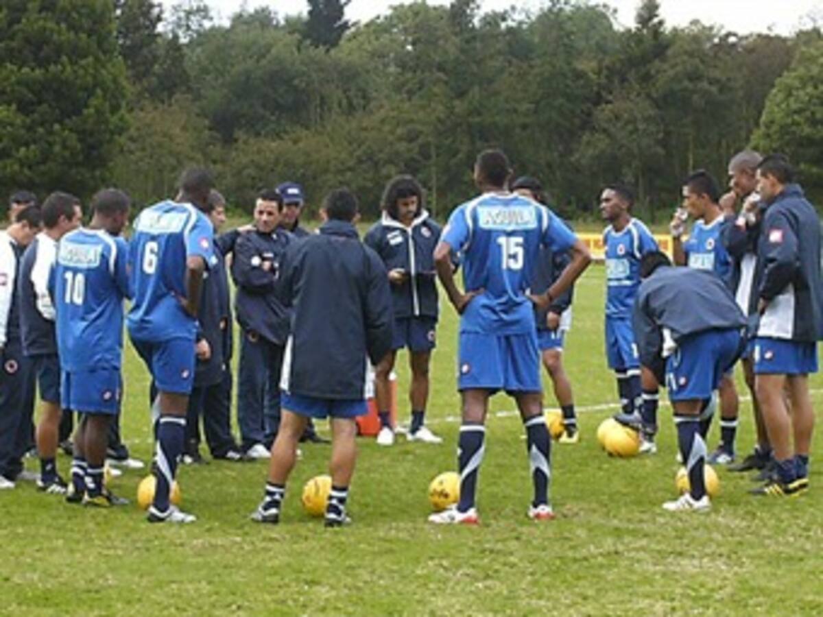 Selección Colombia mayores de fútbol viajó a Lima y luego se desplazará a La Paz