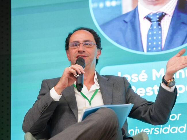 José Manuel Restrepo, rector de la Universidad EIA, destacó que las universidades deben innovar con la inteligencia artificial como aliada, sin perder su esencia humana. | Foto: Caracol Radio