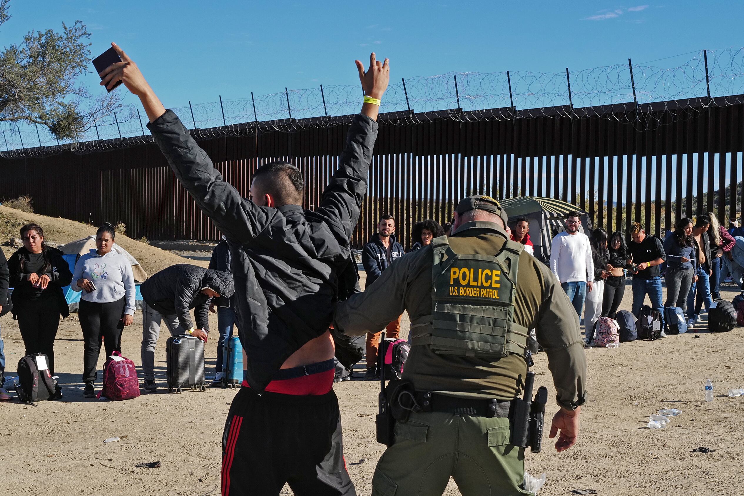La cancillería mexicana confirmó la presentación de denuncias ante el Departamento de Justicia por la muerte de mexicanos bajo custodia de la autoridad migratoria. 
(Foto:   Nick Ut/Getty Images)